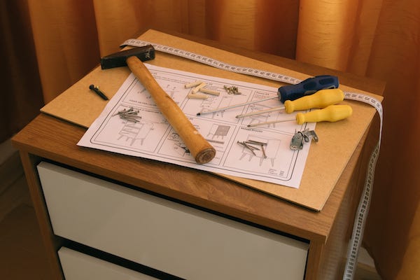 Une table de chevet avec un plan et des outils