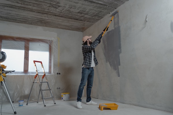 Un peintre particulier en train de refaire un mur