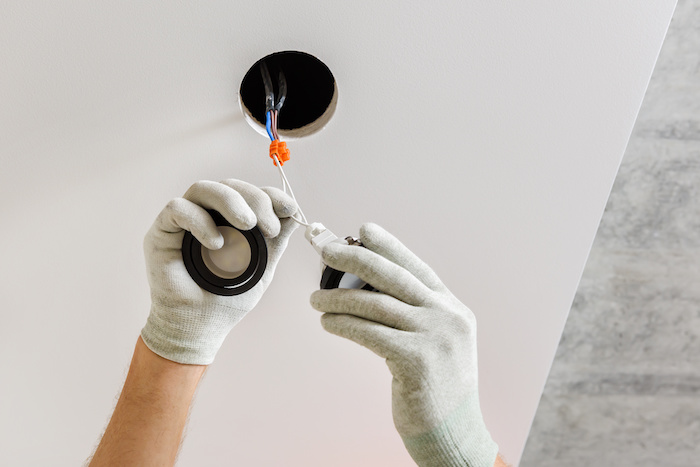 installation d'une lampe au plafond avec cables apparents