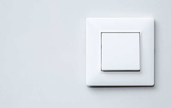 Un interrupteur simple sur un mur